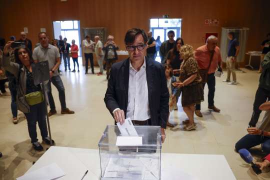 Управляващите в Испания социалисти на премиера Педро Санчес печелят най много
