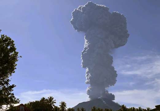 Вулканът Ибу в източна Индонезия изригна като в продължение на