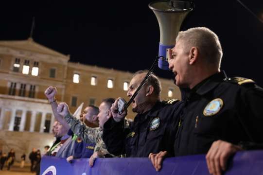 Гръцки полицаи протестират пред парламента в Атина срещу условията на