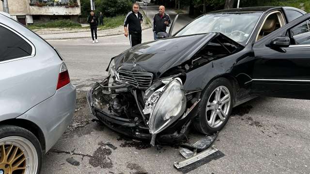 Мерцедес се удари в БМВ на кръстовище в Хасково От кадрите
