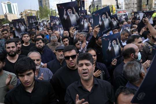 Хиляди иранци преминаха мрачно по улиците на град Табриз за