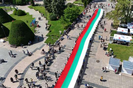 Стотици ученици учители и родители шестваха с 60 метров национален трибагреник