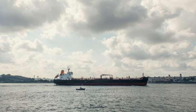 Търговски кораб е поел вода край йеменското пристанище Ходейда след