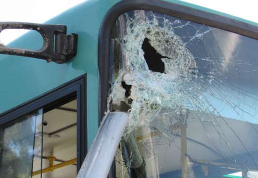 Мъж хвърли камък по стъкло на автобус във Варна съобщиха