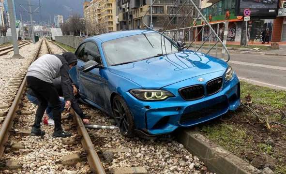 Катастрофа с луксозен автомобил в София След последователност от дрифтове шофьорът