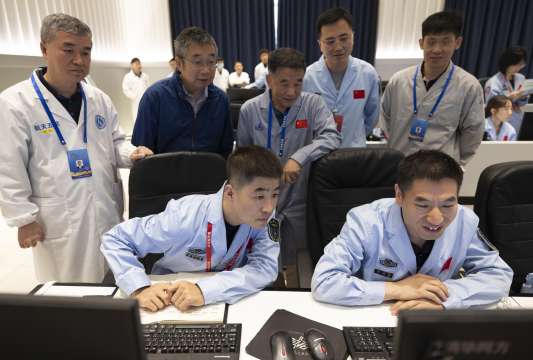 Китайска сонда успешно взе проби от обратната страна на Луната