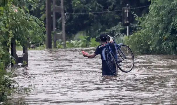 Проливните мусонни дъждове и кални свлачища в Шри Ланка са