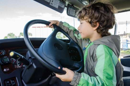13 годишно дете открадна и шофира кола в Долни чифлик