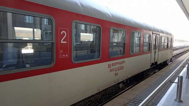 Бърз влак прегази двама работници при трагичен инцидент на ЖП