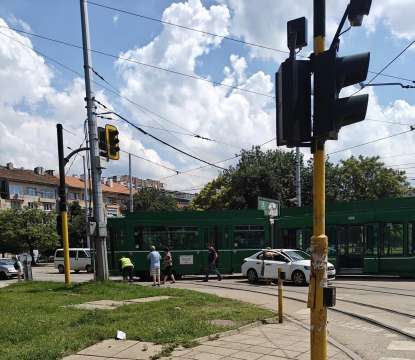 Трамвай излезе извън релсите на кръстовището между столичните булеварди Александър