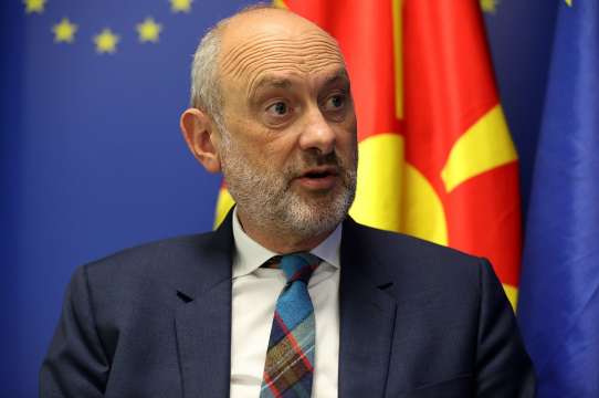 Европейския посланик в Скопие Дейвид Гиър заяви че новият парламентарен