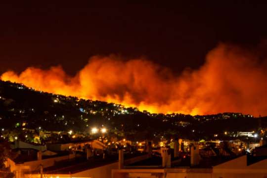 Голям пожар избухна на остров Хиос Властите предупреждават жители и