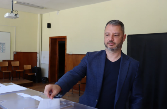 Водачът на листата на ГЕРБ СДС Делян Добрев гласува със