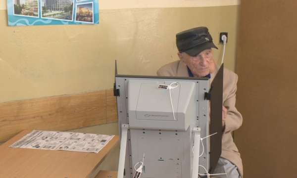 Най възрастният избирател във Варна гласува машинно в училище Ал