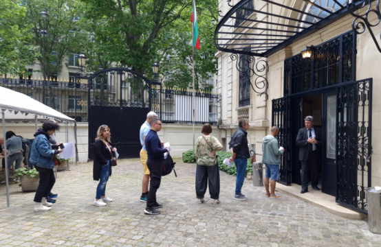 Повечето българи във Франция предпочетоха да гласуват следобед В двора
