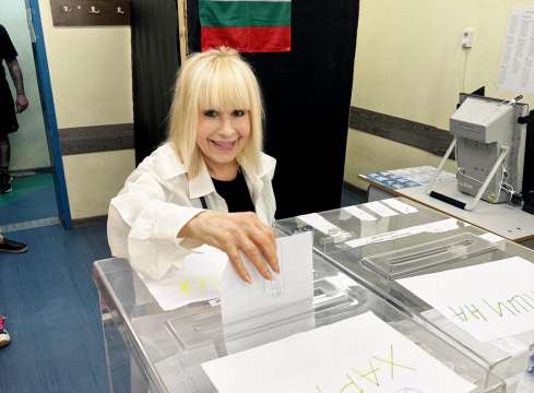 Певицата Лили Иванова гласува в София Тя беше посрещната в