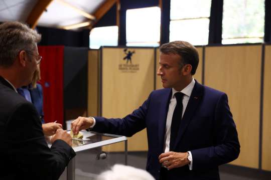 Френският президент Еманюел Макрон обяви предсрочни избори след съкрушително поражение