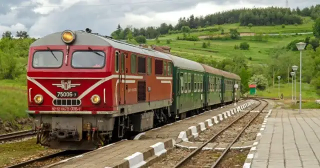 Пожар пламна в бързия влакБургас София Огънят е възникналв локомотива