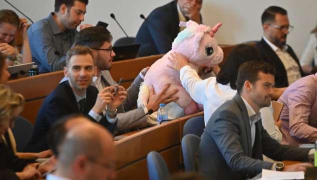 Голям розов еднорог участва в заседанието на Столичния общински съвет