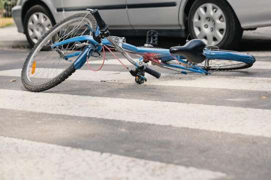 Велосипедист блъсна 76 годишна жена в градския паркв Ахелой иизбяга