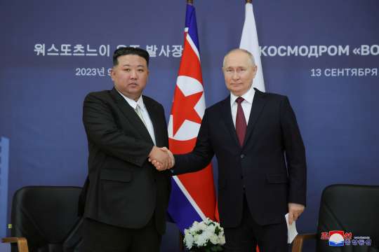 Руският президент Владимир Путин пристига на посещение в Северна Корея