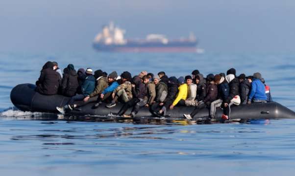 Повече от 880 нелегални мигранти са прекосили Ламанша и са