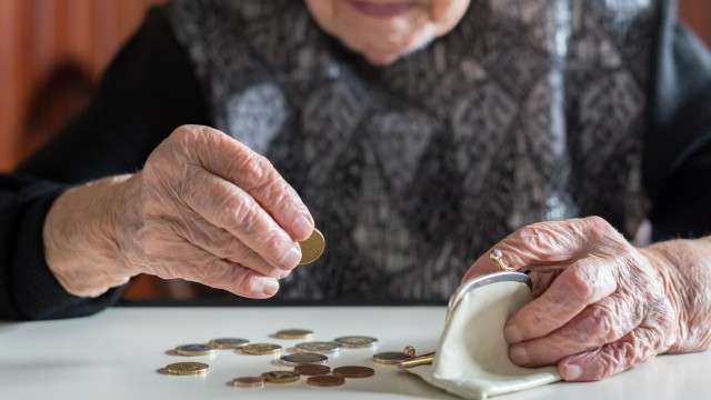 Социалната пенсия за старостще се увеличи от 276 64 лв