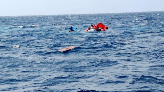 Петима мигранти бяха открити мъртви на претъпкана лодка забелязана да