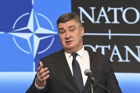 В НАТО няма демокрация защото алиансът прави това което му