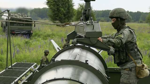 Беларус даде начало на мащабни военни маневри в две свои