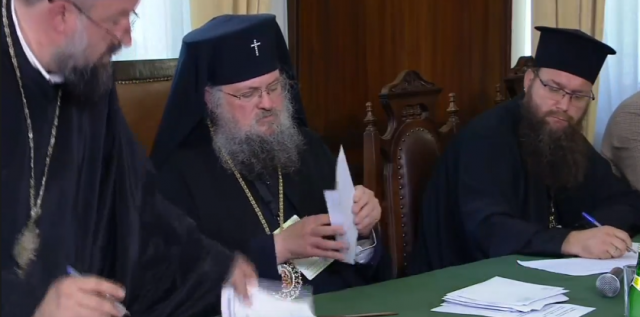 Наместник председателя на БПЦ брои гласовете за нов Патриарх Минимум