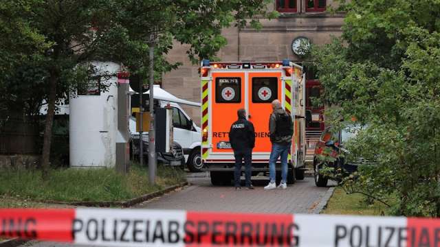 Мъж с нож който нападна трима полицаи в Южна Германия