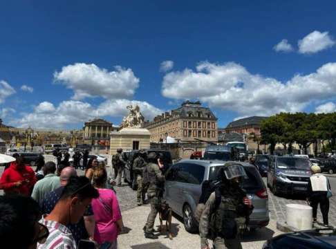 Евакуираха двореца Версай в Париж В официално изявление властите призоваватхората