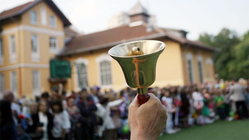 ПЪРВИЯТ ЗВЪНЕЦ: Над 720 000 деца прекрачват училищния праг днес