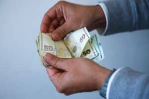 Колко процента от работещите са недоволни от заплатите си?