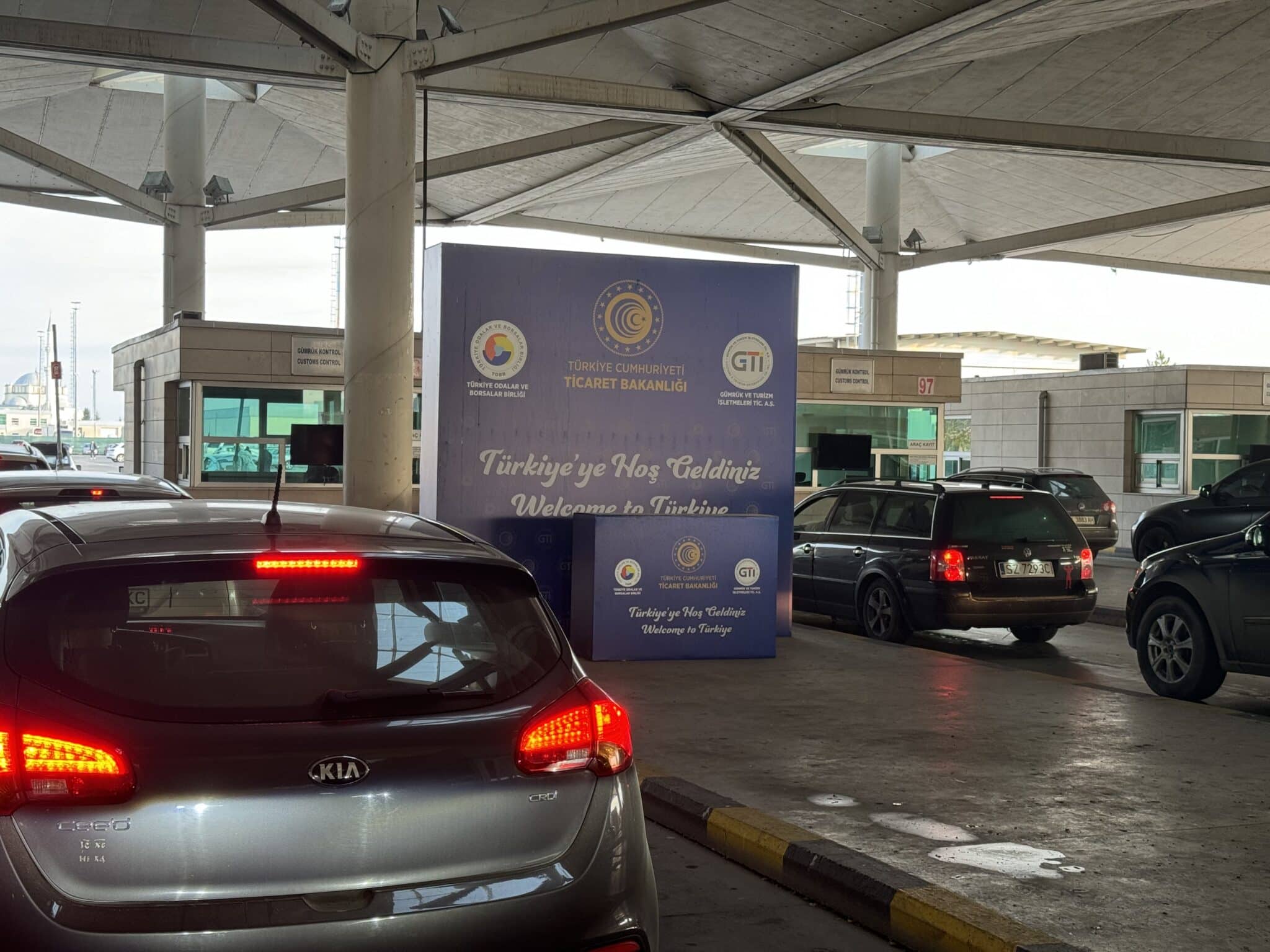 Напрежението по границите се запазва след като протестите на фермерите