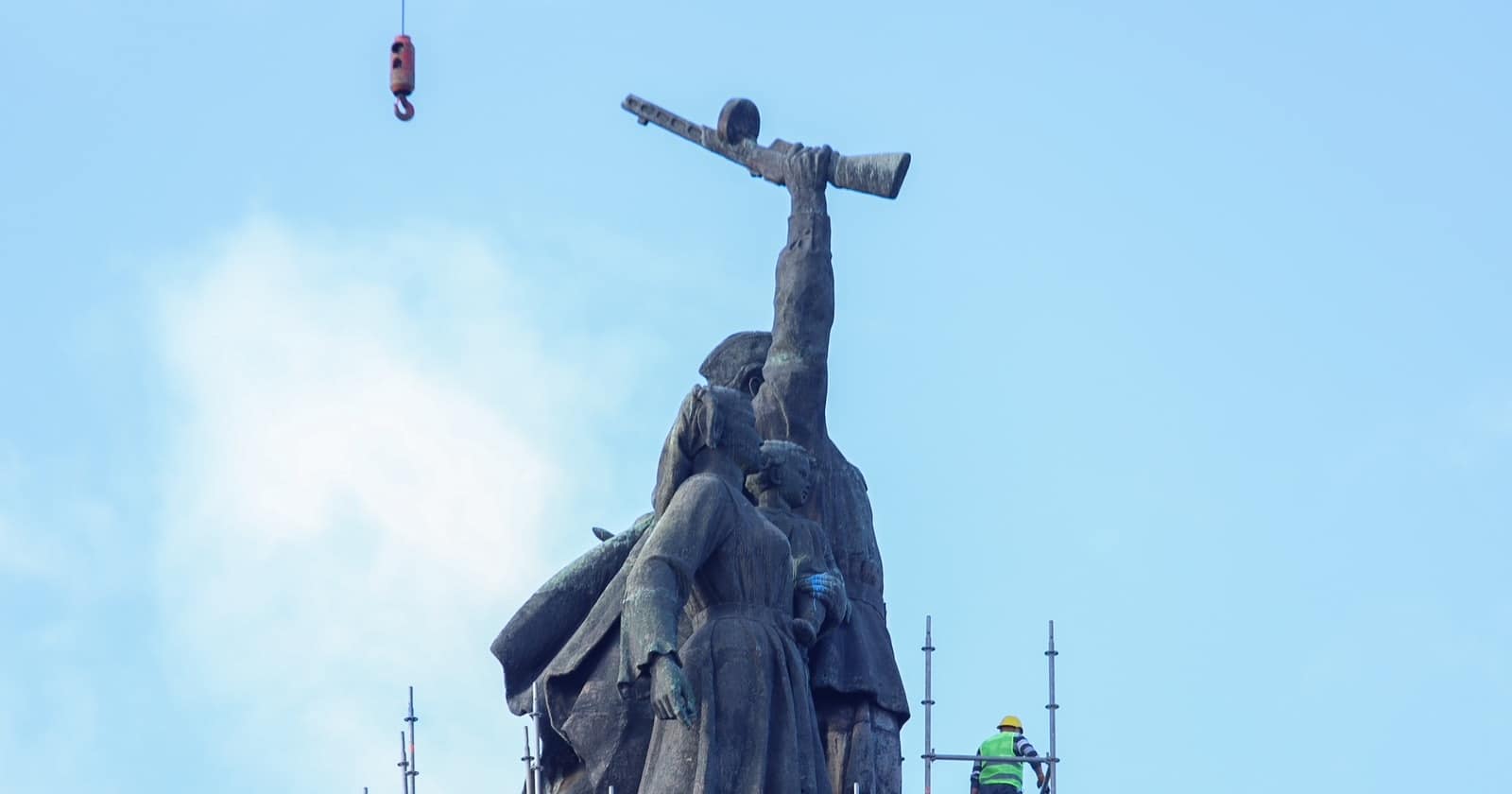 Първи набези срещу частите от Паметника на Съветската армия Крадци