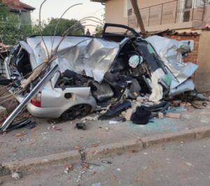 Шофьор в нетрезво състояние катастрофира и избяга след удара