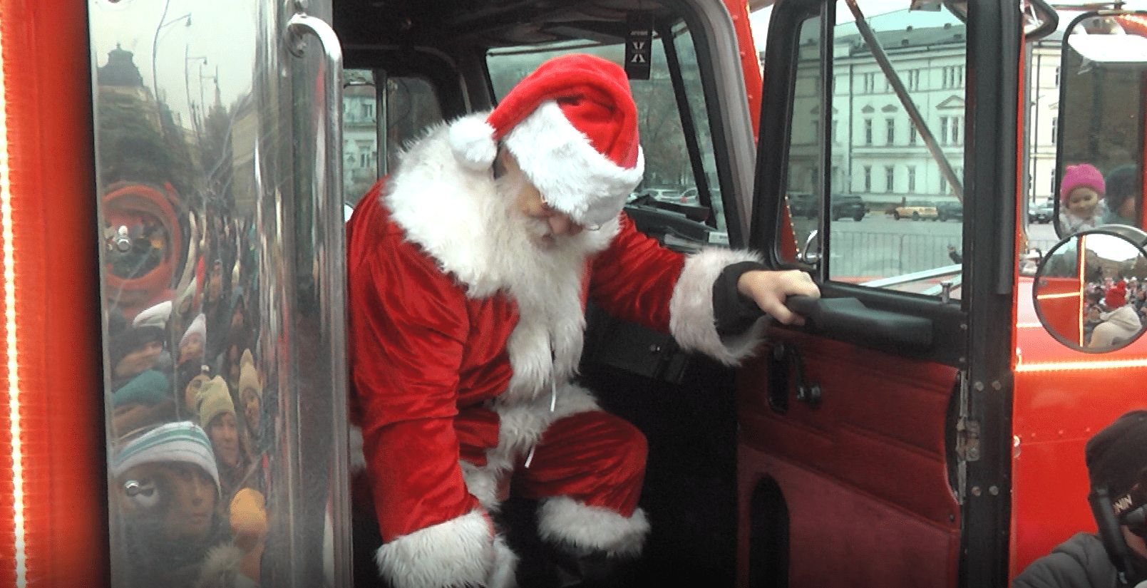 Празничен дух: Дядо Коледа зарадва децата в София и тръгна из страната