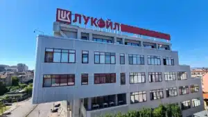 На кого ще продаде“Лукойл“ рафинерията в Бургас?