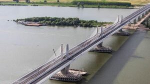 Опасно ниски нива на Дунав: круизен кораб с над 200 заседна