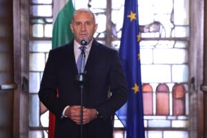 Президентът Радев внася в парламента предложението за референдум за еврото