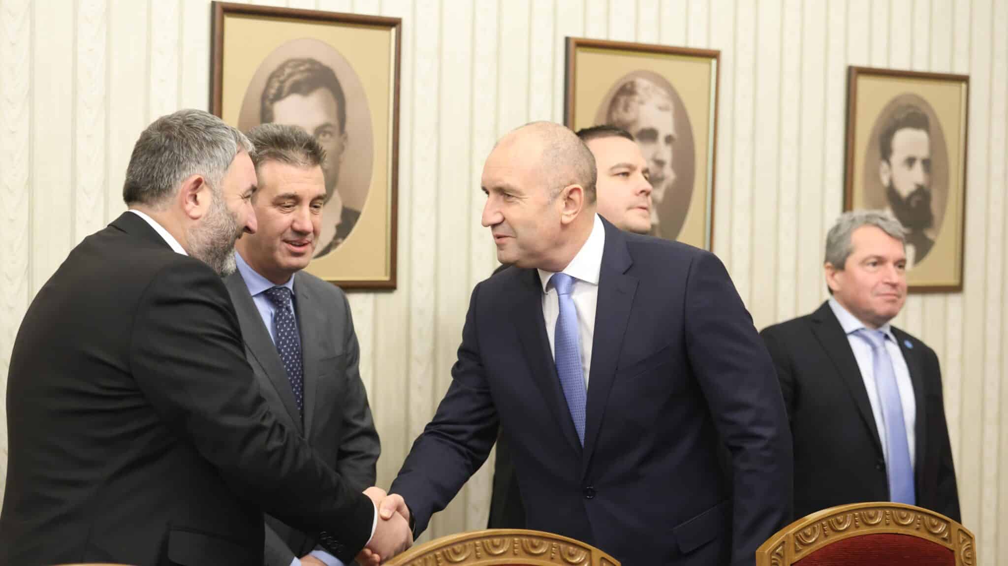 Започнаха консултациите на президента Румен Радев и с парламентарната група