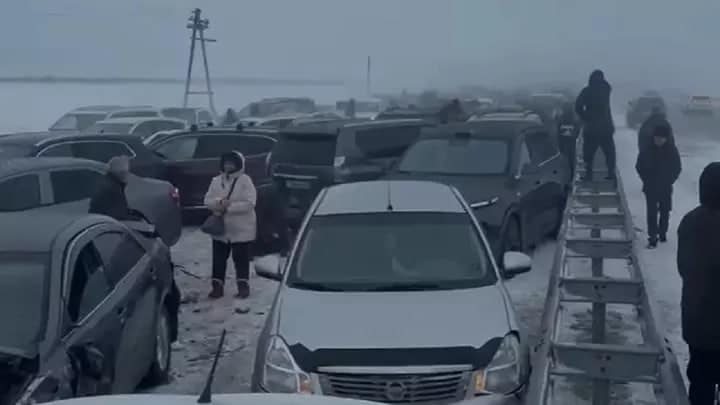 Верижна катастрофа с близо 100 коли в Казахстан (ВИДЕО)