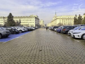 Над 1000 паркоместа в центъра на София са заети от държавни институции