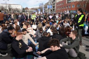 Почит към жертвите от Нови Сад с масови протести в цялата страна