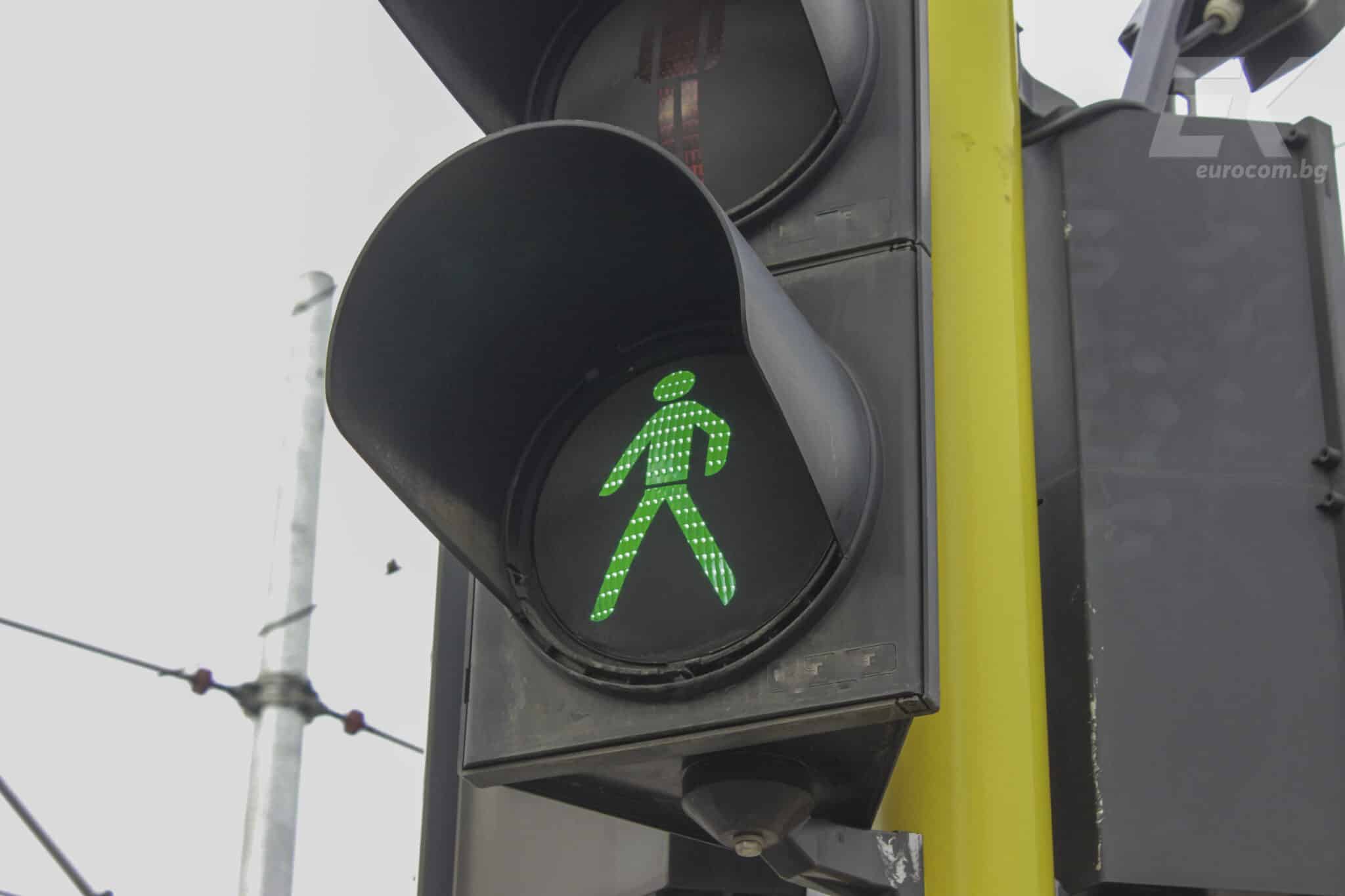 Вандали са откраднали два светофара в Бургас съобщават от Общината Инцидентът