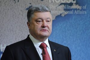 НАПРЕЖЕНИЕ: Зеленски санкционира Порошенко, бившият президент пред арест