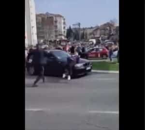 Кола се вряза в протестиращи в Белград (ВИДЕО)