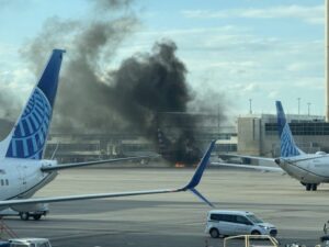 Запали се самолет на American Airlines (ВИДЕО)